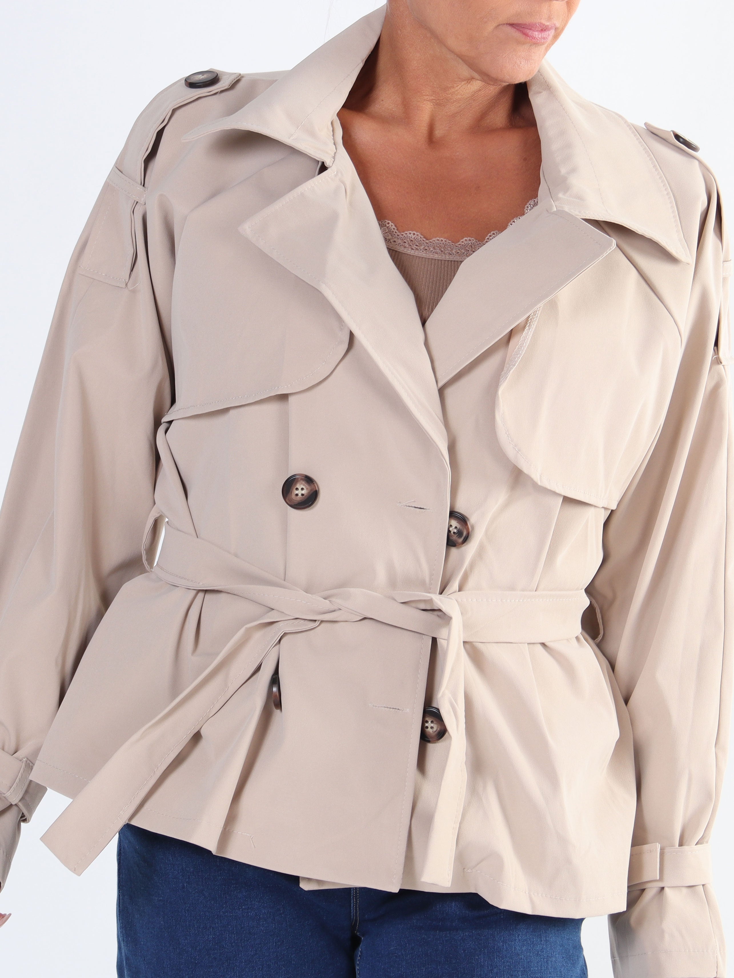 Carmen - Kort trench coat med knapper
